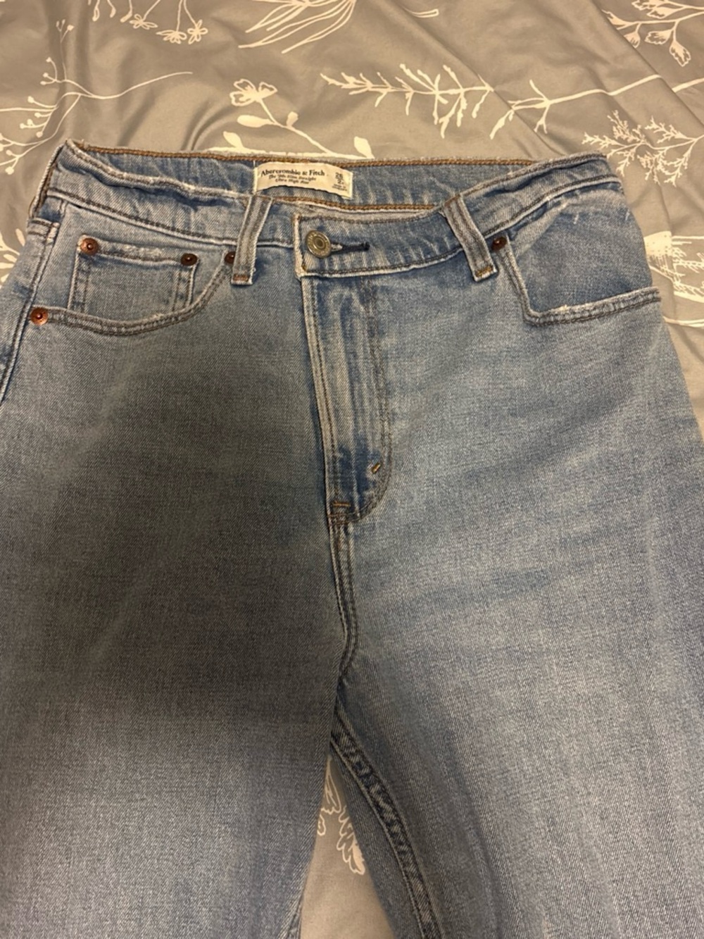 Abercrombie & Fitch Men’s Light Wash 90s Slim Straight Jeans